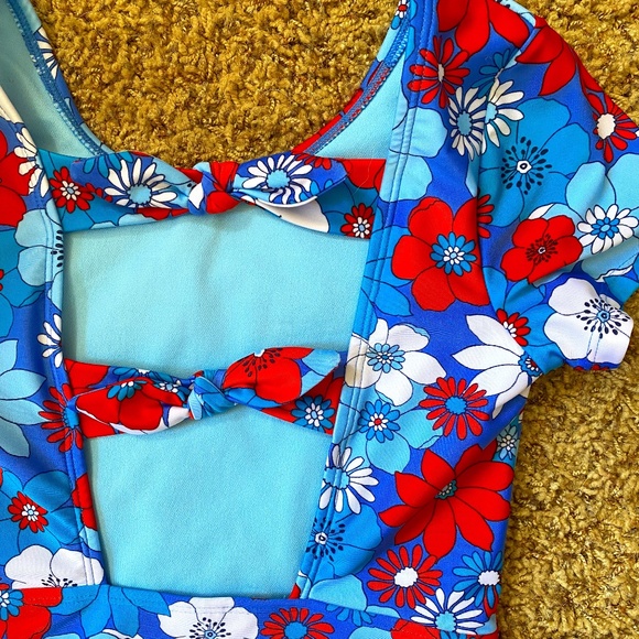 Cat & Jack Girls Swimsuit 10 12 NEW Short Sleeve Bow Back Red White Blue Flowers - Picture 7 of 14